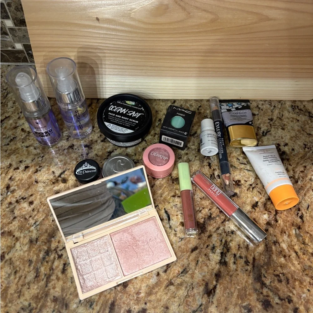 Lot of 14‎ new make up SMASH BOX, MAC AND MORE LOOK